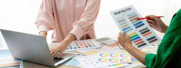 Design Grafico Creativo Presenta Colori Selettivi Mentre Manager Utilizza Computer — Foto Stock