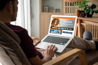 Model arama ve seyahat planlama için internet sitesi uçuş, otel ve tur rezervasyonları için anlaşma ve paket sunuyor