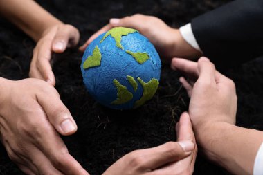 Üst düzey iş adamları, Dünya 'yı kurtarmak için CO2 salınımını azaltmak suretiyle çevresel koruma için ekolojik düzenlemeden yararlanmak amacıyla sinerjide bir arada tutuyorlar. Antika