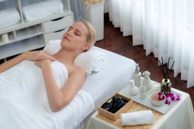 Kafkasyalı kadın müşteri stres önleyici spa masajının keyfini çıkarıyor ve lüks otel ya da oteldeki gündüz açık ortam güzellik salonunda güzellik teniyle eğleniyor. Sessiz.