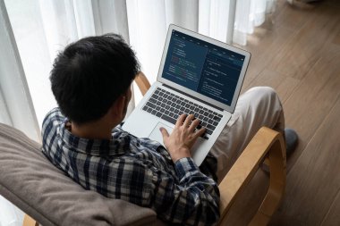 Model uygulama ve program kodlaması için bilgisayar ekranında yazılım geliştirme programlama