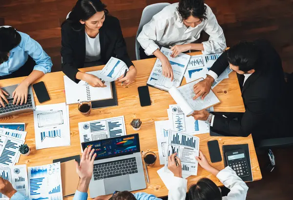 Toplantı masasındaki finansal veri raporlarını analiz eden çeşitli iş analist gruplarının geniş görüşü. İş zekası analizine göre çizelge ve grafik paneli. Çok titiz.