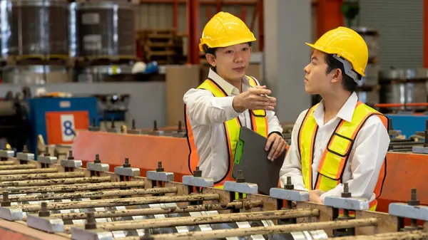 Fabriksarbetare Som Arbetar Metallstämpling Maskin Överinseende Ingenjör För Optimal Kvalitet — Stockfoto