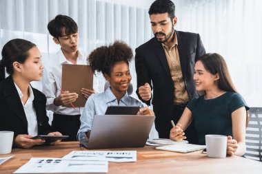 Çok ırklı analist ekibi toplantı masasındaki mali raporu analiz etmek için BI gösterge tablosunu kullanıyor. Çeşitli iş adamlarından oluşan bir grup, FIntech 'in veri analizini başarılı iş pazarlaması için kullanır. Uyum