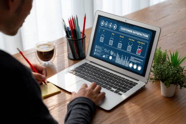 Pazarlama stratejisi planlaması için modem yazılım bilgisayarında müşteri memnuniyeti ve değerlendirme analizi