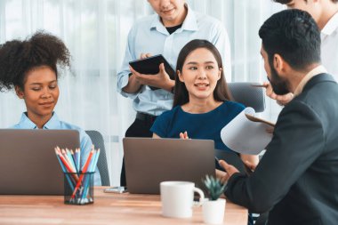 Mutlu iş adamları birlikte çalışır, şirket ofisinde tartışırlar. Profesyonel ve çeşitlilik takım çalışması iş planını bilgisayarda tartışır. Modern çok kültürlü ofis çalışanı. Uyum