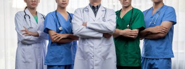 Kendine güvenen ve profesyonel tıbbi personel ekibi, sağlık hizmetleri ve hastane geçmişindeki doktor liderleri olarak birlikte sırada bekliyor. Takım çalışması başarılı bir tıbbi tedaviye yol açar. Panorama Katı