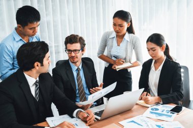 Modern ofis ortamında çalışan çeşitli etnik gruplardan çeşitli iş adamları. Üretken ve çok ırklı ofis çalışanları stratejik ticari pazarlama konusunda tartışmaya giriştiler. Çok titiz.