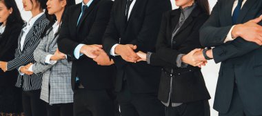 Başarılı iş adamları, işçi toplumunun güçlü ilişkilerini göstermek için bir arada duruyorlar. Modern ofiste güçlü bir takım çalışması sergileyen bir iş adamı ve iş kadını ekibi. Jivy