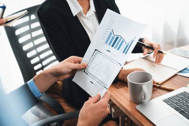 Ofis masasındaki finansal veri raporlarını analiz eden çeşitli bir grup iş analisti. Stratejik pazarlama planlaması için iş zekası analizi çizelgesi ve grafiği.