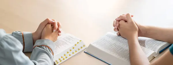 Dois Crentes Orando Juntos Livro Bíblia Sagrada Fielmente Com Cruz — Fotografia de Stock
