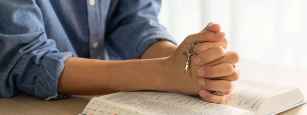 Азиатский Мужчина Сложил Руку Молясь Священной Библейской Книге Держа Распятие — стоковое фото