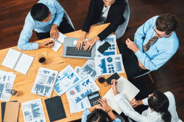 Toplantı masasındaki finansal veri raporlarını analiz eden çeşitli iş analist gruplarının geniş görüşü. İş zekası analizine göre çizelge ve grafik paneli. Çok titiz.