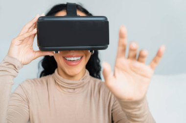 Sanal gerçeklik gözlüğü kullanan genç bir kadın çok önemli online alışveriş deneyimleri için evde. Sanal gerçeklik VR yeniliği kadın dijital eğlence yaşam tarzı için optimize edildi.