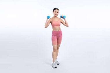 Güçlü enerjik kadın halter kaldırma egzersizi yapıyor izole arka planda. Genç atletik Asyalı kadın dayanıklılığı ve dayanıklılık eğitimi rutin vücut egzersizi..