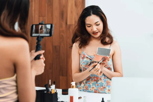 Mujer Influencer Disparar Transmisión Vivo Vlog Revisión Vídeo Maquillaje Extrema —  Fotos de Stock