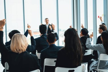 Bir grup iş adamı seminer konferansında toplanıyor. Seyirciler, çalışanların eğitim seanslarındaki eğitmenleri dinliyor. Uzman konuşmacı ile ofis çalışanları toplantısı. Jivy