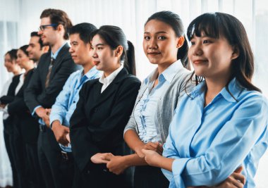 Modern çeşitlilik ve çok kültürlü şirket, iş adamları el ele verip kuyruğa giriyor, işbirliği ve işbirliği kavramına ortak bağlılık gösteriyor. Çok titiz.