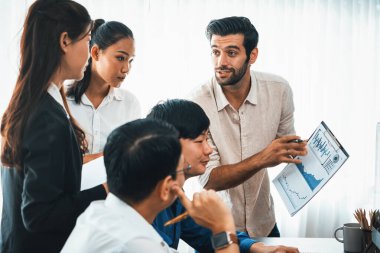 Bir grup farklı ofis çalışanı şirket ofis odasında stratejik iş pazarlama planlamasında birlikte çalışıyor. İş yeri konseptinde pozitif takım çalışması. Tedbirli