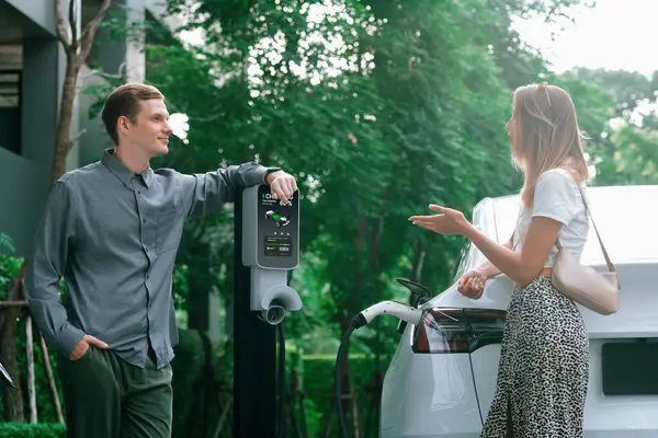 Genç Çift Yazın Yeşil Sürdürülebilir Şehir Bahçesinde Elektrikli Araba Ile — Stok fotoğraf