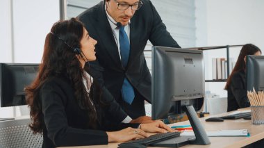 Ofiste çalışan kulaklık takan işadamları uzak müşteri ya da meslektaşlarını desteklemek için çalışıyorlar. Çağrı merkezi, tele pazarlama, müşteri destek acentesi telefon görüşmesinde hizmet sağlıyor. Jivy