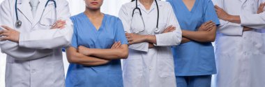 Doktor hemşire ve sağlık uzmanlarından oluşan kendine güvenen tıbbi ekip hastane ya da klinikteki uzmanlar. Panoramik pankartta tıbbi ve sağlık hizmetleri topluluğu. Neoterik
