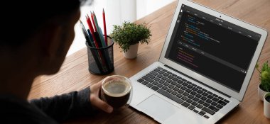 Model uygulama ve program kodlaması için bilgisayar ekranında yazılım geliştirme programlama