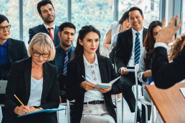 Bir grup iş adamı seminer konferansında toplanıyor. Seyirciler, çalışanların eğitim seanslarındaki eğitmenleri dinliyor. Uzman konuşmacı ile ofis çalışanları toplantısı. Jivy