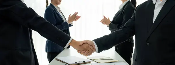 Två Företagsledare Skakar Hand Styrelserummet Tätning Avtal Sammanslagning Två Företag — Stockfoto
