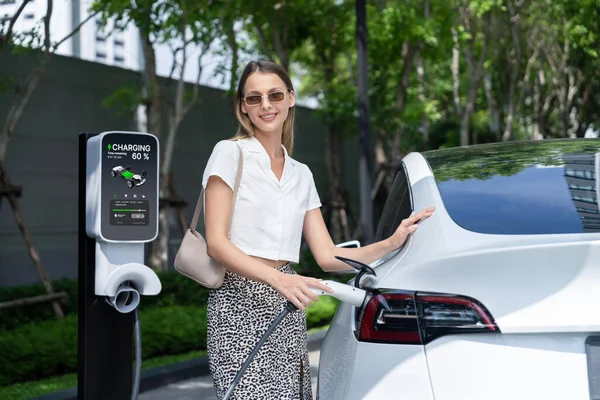 Mladá Žena Cestovat Elektrické Auto Nabíjení Zelené Udržitelné Městské Venkovní — Stock fotografie