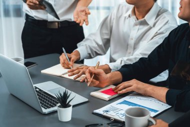 Veri analistleri ofis çalışanlarından oluşan bir ekip, mali, trend ve pazarlama verilerini analiz etmek için iş istihbaratı BI gösterge paneli üzerinde işbirliği yapmaktadır. BI yazılım kullanım sürücüsü iş başarısı. Tedbirli