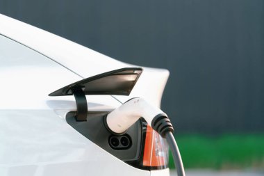 Kapalı EV elektrikli araba şarj bataryası şehrin ticari bölgesinde ya da alışveriş merkezinde. Sürdürülebilir ve çevre dostu seyahat için şarj edilebilir araç için alternatif enerji teknolojisi. Yararlı