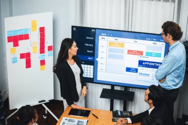 Proje yöneticisi toplantı odasında iş programları, Gantt program programı TV ekranında. Çoklu etnik çeşitlilik iş adamları ve modern iş projesi yönetimi. Çok titiz.