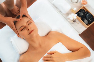 Panorama 'da kadınların stres önleyici kafa masajından ve lüks tatil beldesi veya otel spa salonundaki modern ışık ortamında yüz güzelliği eğlencelerini şımartmaktan hoşlandığı bir manzara var. Sessiz.