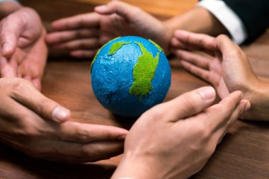 Üst düzey iş adamları, Dünya 'yı kurtarmak için CO2 salınımını azaltmak suretiyle çevresel koruma için ekolojik düzenlemeden yararlanmak amacıyla sinerjide bir arada tutuyorlar. Antika