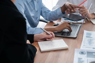 Çok ırklı analist ekibi toplantı masasındaki mali raporu analiz etmek için BI gösterge tablosunu kullanıyor. Çeşitli iş adamlarından oluşan bir grup, FIntech 'in veri analizini başarılı iş pazarlaması için kullanır. Uyum