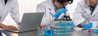 Kendini adamış bir grup bilim adamı kimyasal deneyler ve tıp laboratuarında aşı ilacı veya antibiyotiği geliştirmek için çığır açan bir araştırma yürütüyorlar. İlaç ve biyokimya laboratuvarı. Neoterik