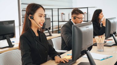 Ofiste çalışan kulaklık takan işadamları uzak müşteri ya da meslektaşlarını desteklemek için çalışıyorlar. Çağrı merkezi, tele pazarlama, müşteri destek acentesi telefon görüşmesinde hizmet sağlıyor. Jivy