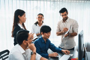 Bir grup farklı ofis çalışanı şirket ofis odasında stratejik iş pazarlama planlamasında birlikte çalışıyor. İş yeri konseptinde pozitif takım çalışması. Tedbirli