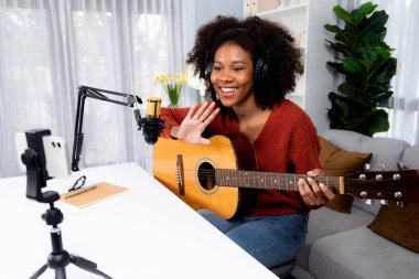 Güzel Afrikalı Kadın Etkilenen Kanal sunucusu dinleyicileri yayın stüdyosunda selamlıyor. Canlı sosyal medyada müzik blogcusu zamanı. Ses yaratıcısı kavramı. Tatlandırıcı.