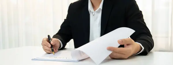 Business Executive Podpisujący Dokument Umowy Beli Pomocą Adwokata Lub Adwokata — Zdjęcie stockowe