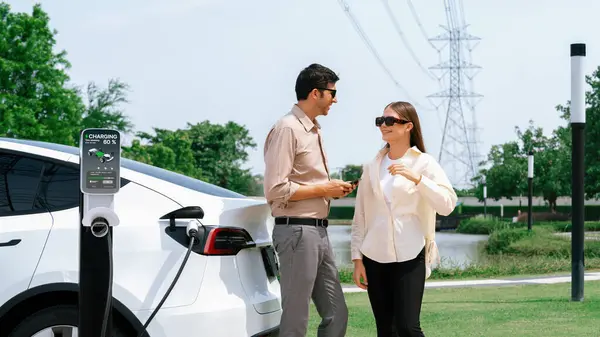 Young Couple Recharge Car Battery Charging Station Connected Power Grid — Stock Photo, Image