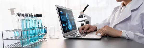 Científico Que Trabaja Software Informático Biotecnología Avanzada Para Estudiar Analizar —  Fotos de Stock