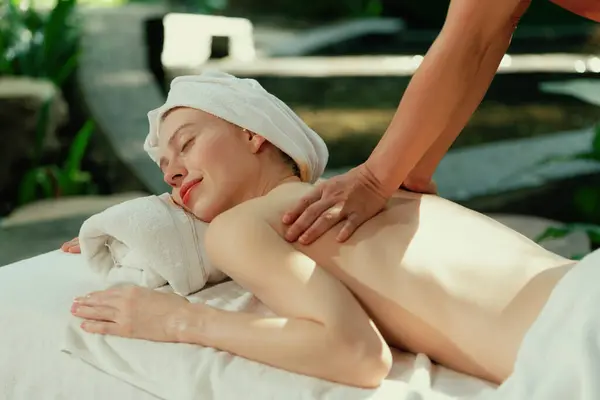 Bella Giovane Donna Ricevuto Massaggio Alla Schiena Letto Spa Massaggiatrice — Foto Stock