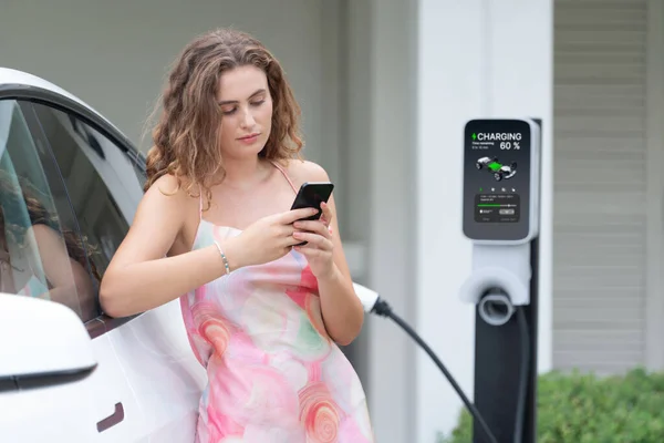 Modern Környezetbarát Elektromos Járművet Tölt Fel Otthonról Töltőállomásról Innovatív Technológia — Stock Fotó