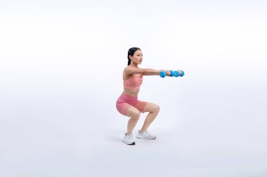Güçlü enerjik kadın halter kaldırma egzersizi yapıyor izole arka planda. Genç atletik Asyalı kadın dayanıklılığı ve dayanıklılık eğitimi rutin vücut egzersizi..