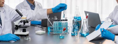 Kendini adamış bir grup bilim adamı kimyasal deneyler ve tıp laboratuarında aşı ilacı veya antibiyotiği geliştirmek için çığır açan bir araştırma yürütüyorlar. İlaç ve biyokimya laboratuvarı. Neoterik