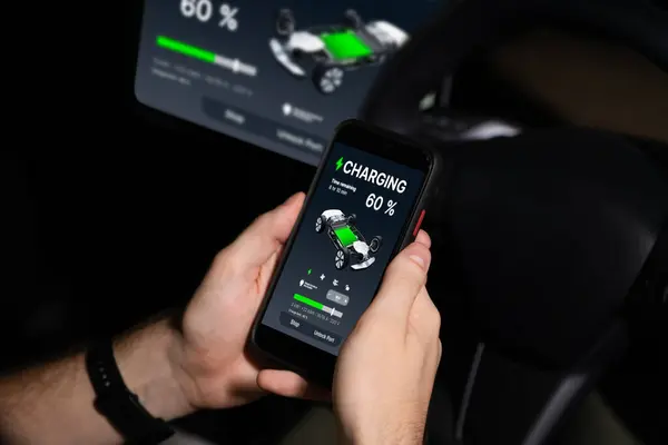 Elektryczny Kierowca Sprawdza Stan Naładowania Akumulatora Zasięg Limit Naładowania Ekranie — Zdjęcie stockowe