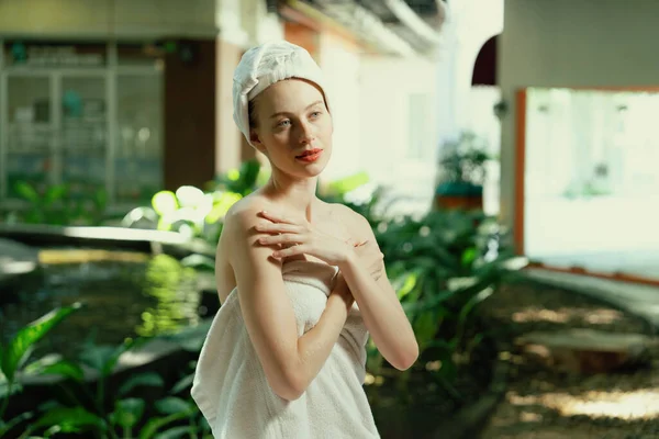 Mulher Caucasiana Atraente Com Pele Bonita Toalha Branca Com Confiança — Fotografia de Stock