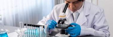 Bilim adamları yeni bir aşı ilacı ya da antibiyotik geliştirmek için mikroskop kullanarak tıbbi laboratuarda kimyasal deney yapıyorlar. Biyoteknoloji laboratuvarı ve tıp araştırma konsepti. Neoterik
